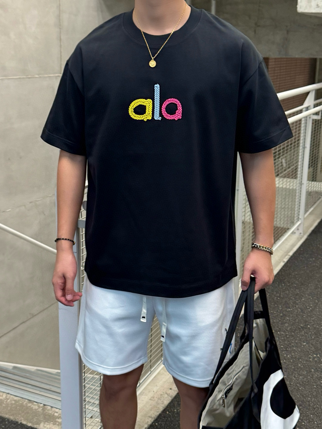 
alo 2025春夏新款短袖T恤 300克重磅纯棉100%字母Logo 颜色：黑色 白色 码数：S M