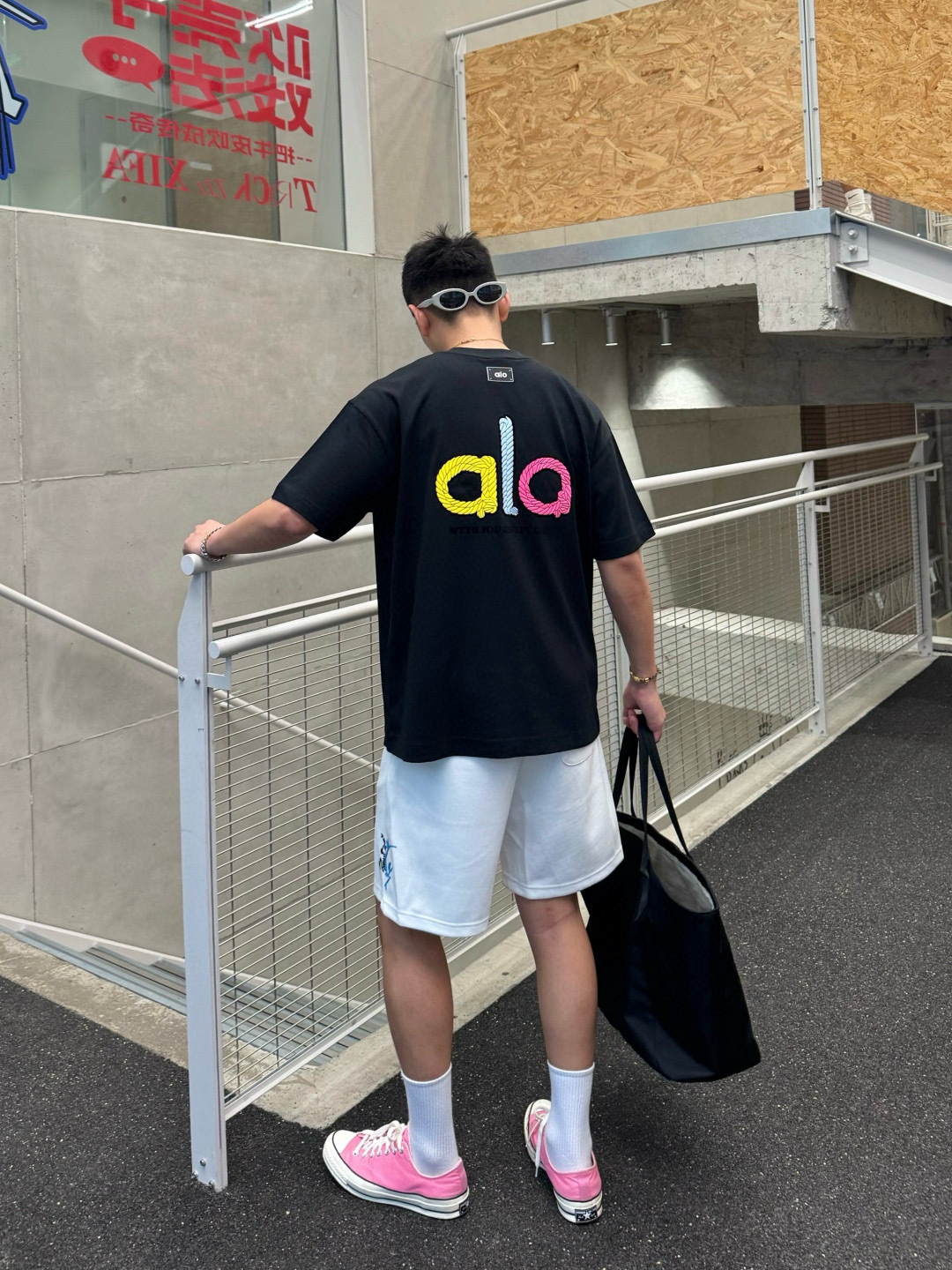 
alo 2025春夏新款短袖T恤 300克重磅纯棉100%字母Logo 颜色：黑色 白色 码数：S M