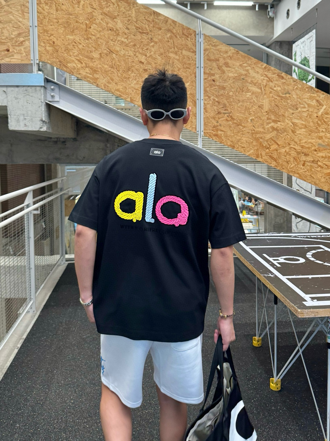
alo 2025春夏新款短袖T恤 300克重磅纯棉100%字母Logo 颜色：黑色 白色 码数：S M