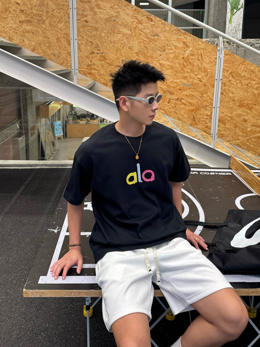 
alo 2025春夏新款短袖T恤 300克重磅纯棉100%字母Logo 颜色：黑色 白色 码数：S M