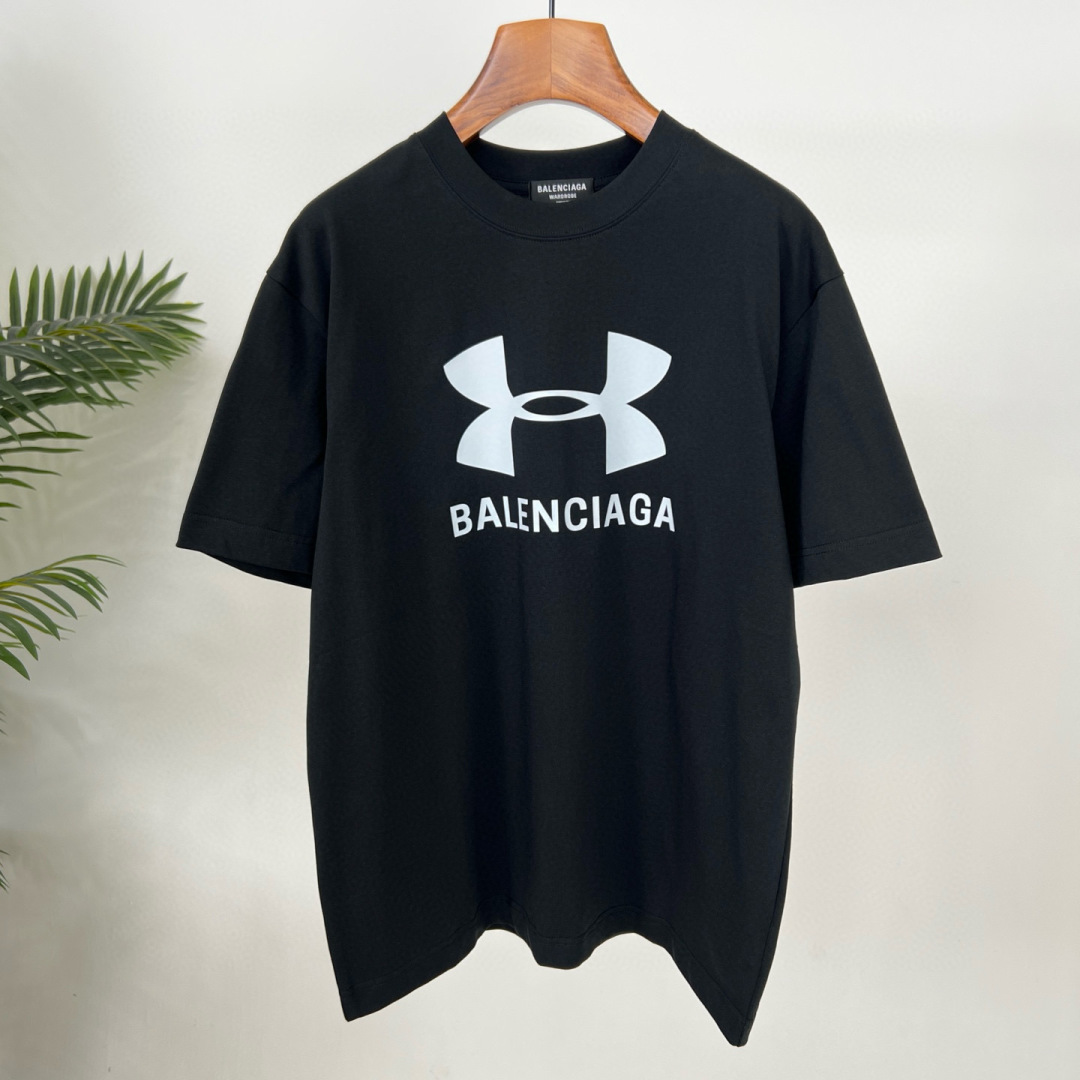 
巴黎家夏季T恤来咯~前后印花字母logo超醒目，纯棉材质舒适透气，宽松版型百搭又休闲！
颜色：黑、白、