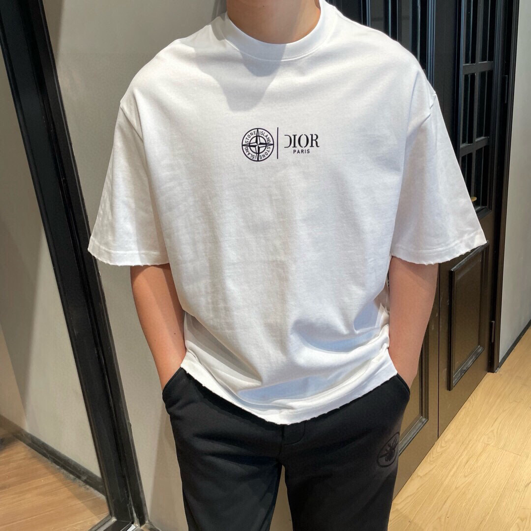 
新款🌟Dior，logo图案春夏新款打底短袖，采用舒适透气面料，潮流搭配，顶级的做工，高端品质！男女同