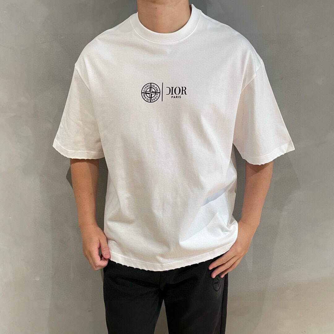 
新款🌟Dior，logo图案春夏新款打底短袖，采用舒适透气面料，潮流搭配，顶级的做工，高端品质！男女同