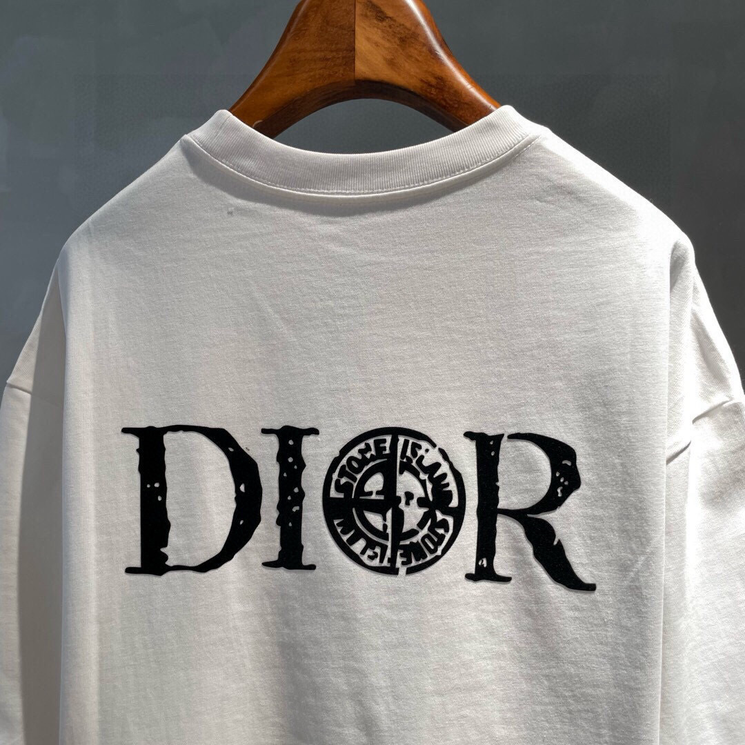 
新款🌟Dior，logo图案春夏新款打底短袖，采用舒适透气面料，潮流搭配，顶级的做工，高端品质！男女同
