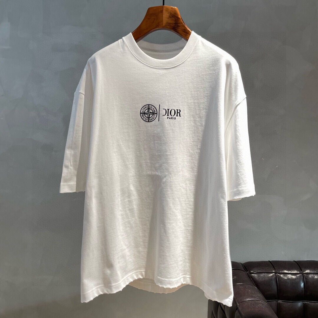 
新款🌟Dior，logo图案春夏新款打底短袖，采用舒适透气面料，潮流搭配，顶级的做工，高端品质！男女同