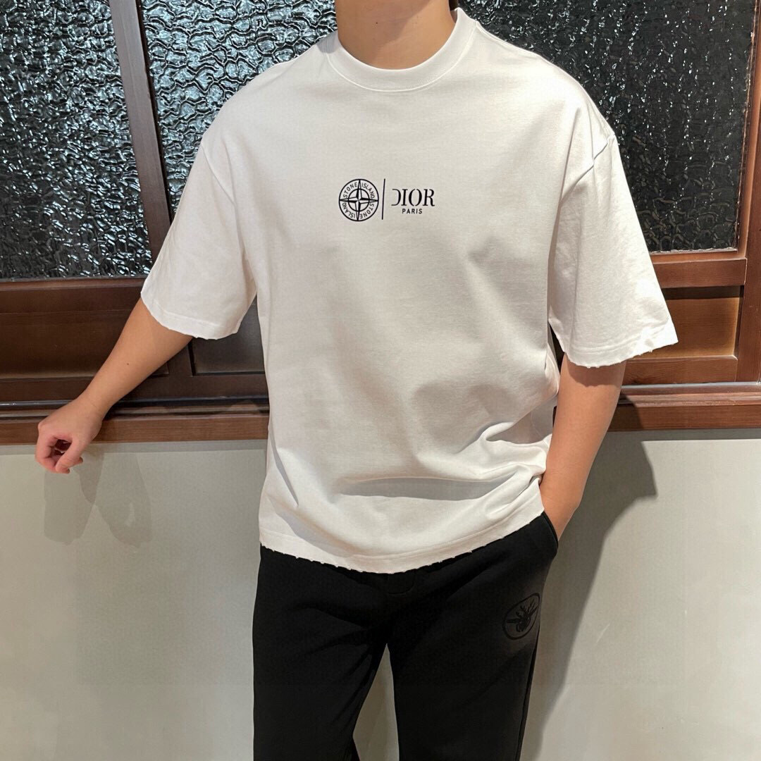 
新款🌟Dior，logo图案春夏新款打底短袖，采用舒适透气面料，潮流搭配，顶级的做工，高端品质！男女同