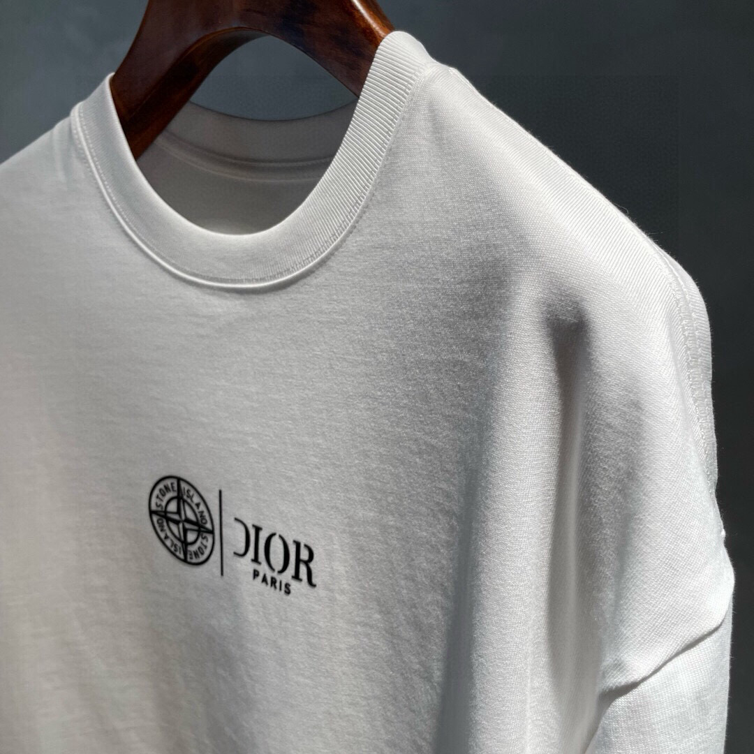 
新款🌟Dior，logo图案春夏新款打底短袖，采用舒适透气面料，潮流搭配，顶级的做工，高端品质！男女同