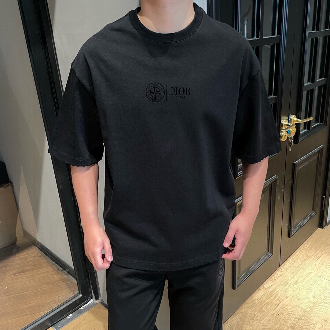 
新款🌟Dior，logo图案春夏新款打底短袖，采用舒适透气面料，潮流搭配，顶级的做工，高端品质！男女同
