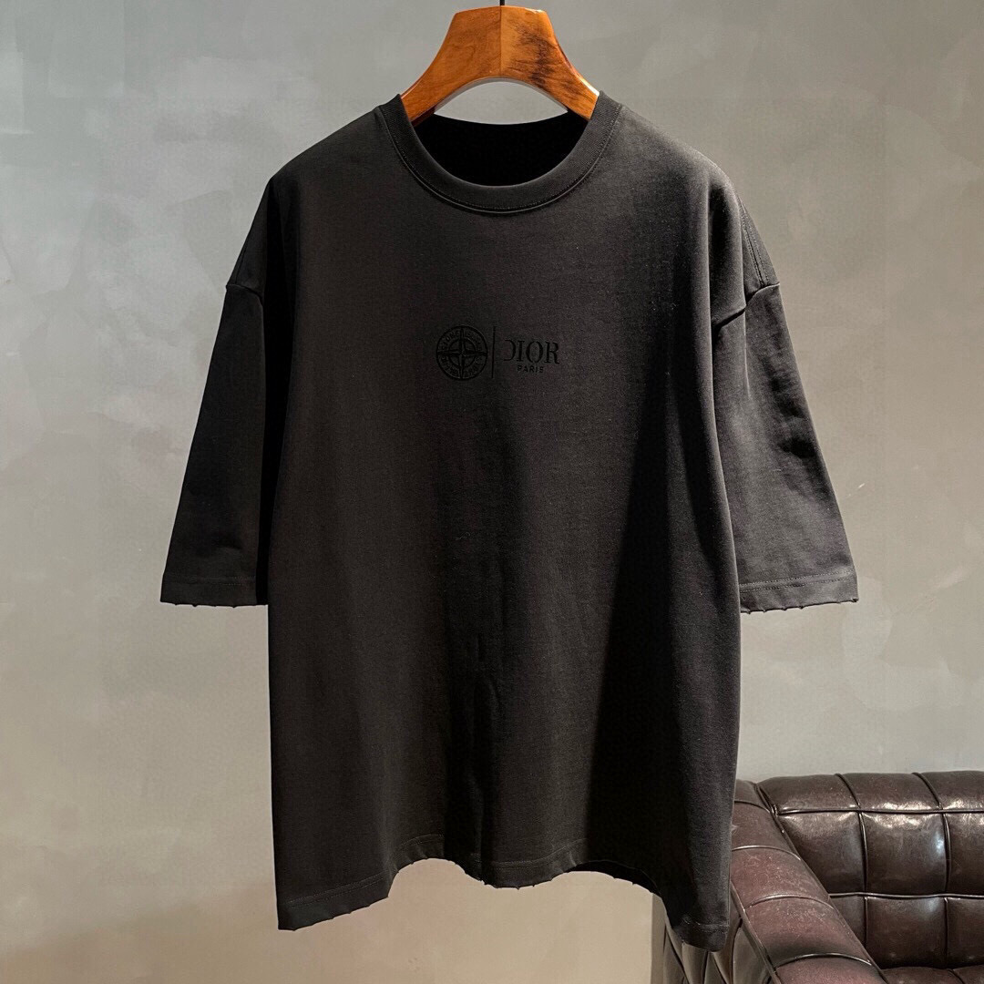 
新款🌟Dior，logo图案春夏新款打底短袖，采用舒适透气面料，潮流搭配，顶级的做工，高端品质！男女同