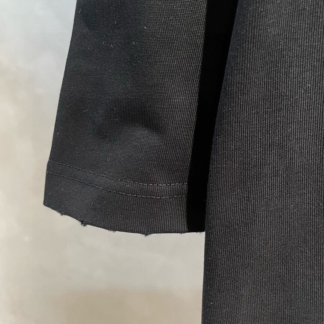 
新款🌟Dior，logo图案春夏新款打底短袖，采用舒适透气面料，潮流搭配，顶级的做工，高端品质！男女同