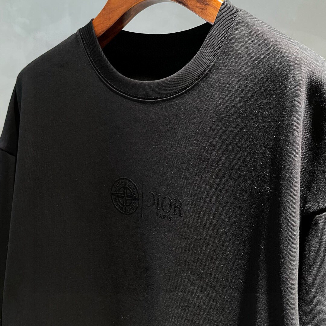 
新款🌟Dior，logo图案春夏新款打底短袖，采用舒适透气面料，潮流搭配，顶级的做工，高端品质！男女同