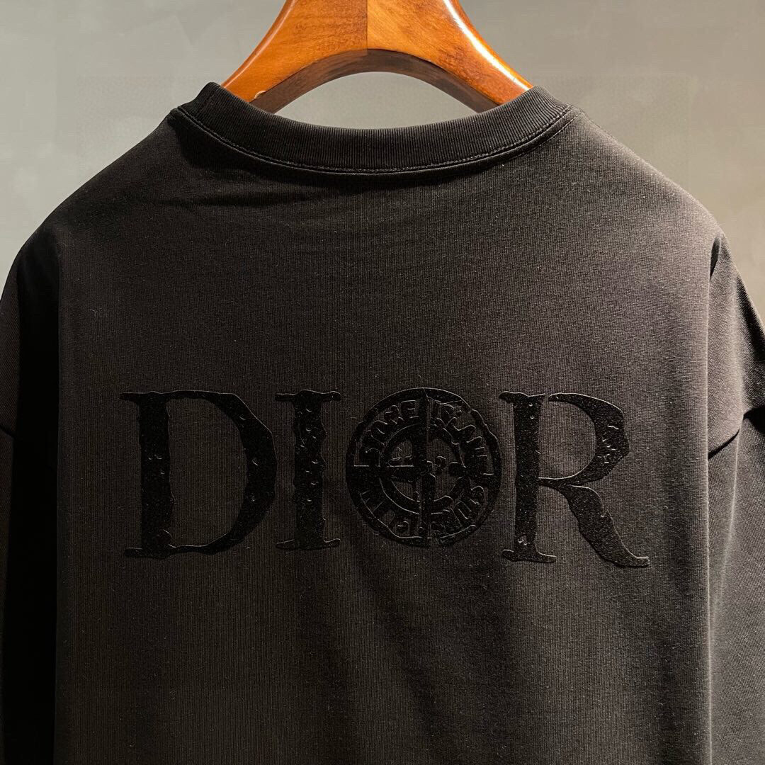 
新款🌟Dior，logo图案春夏新款打底短袖，采用舒适透气面料，潮流搭配，顶级的做工，高端品质！男女同