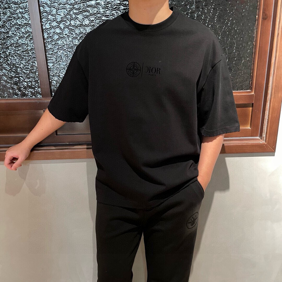 
新款🌟Dior，logo图案春夏新款打底短袖，采用舒适透气面料，潮流搭配，顶级的做工，高端品质！男女同