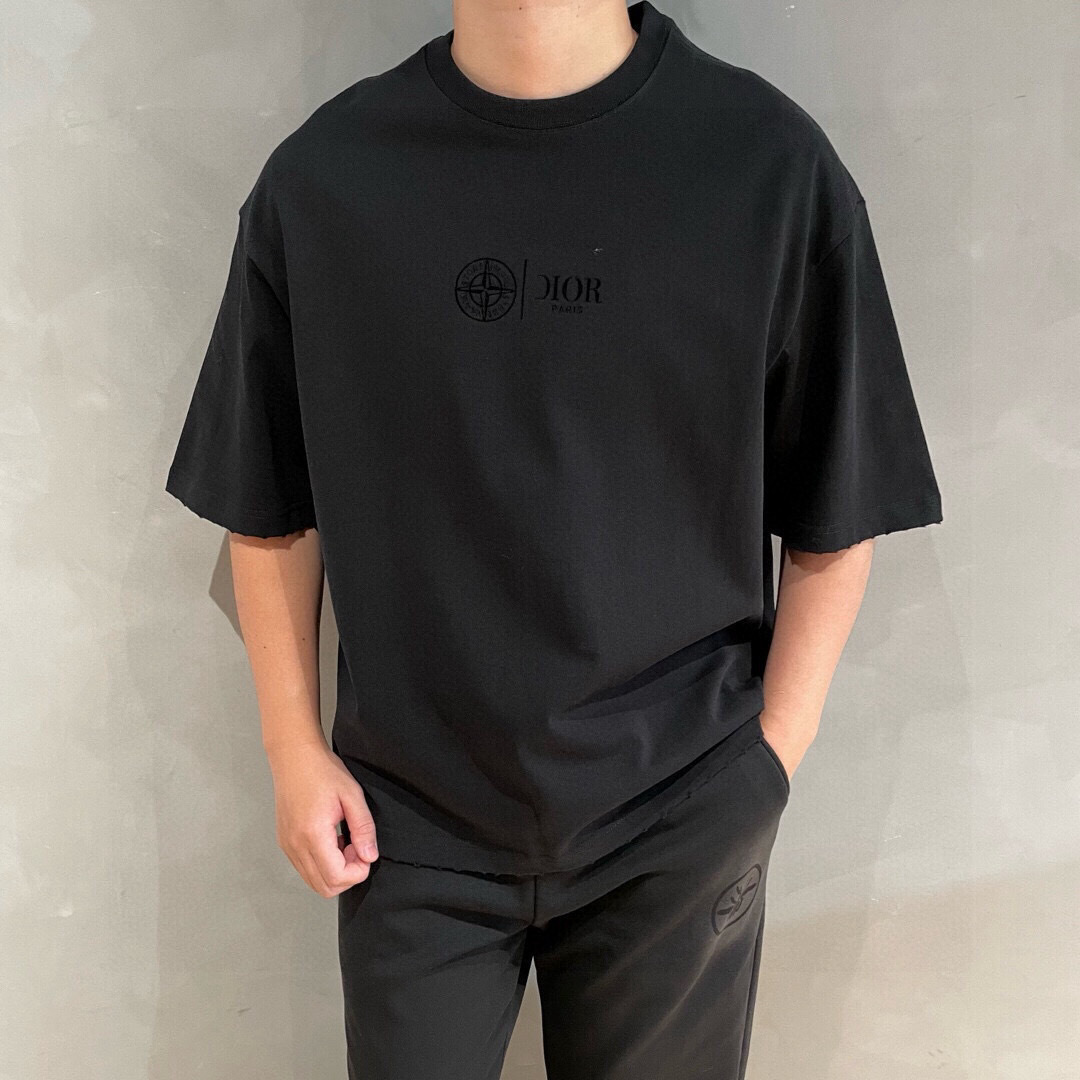 
新款🌟Dior，logo图案春夏新款打底短袖，采用舒适透气面料，潮流搭配，顶级的做工，高端品质！男女同