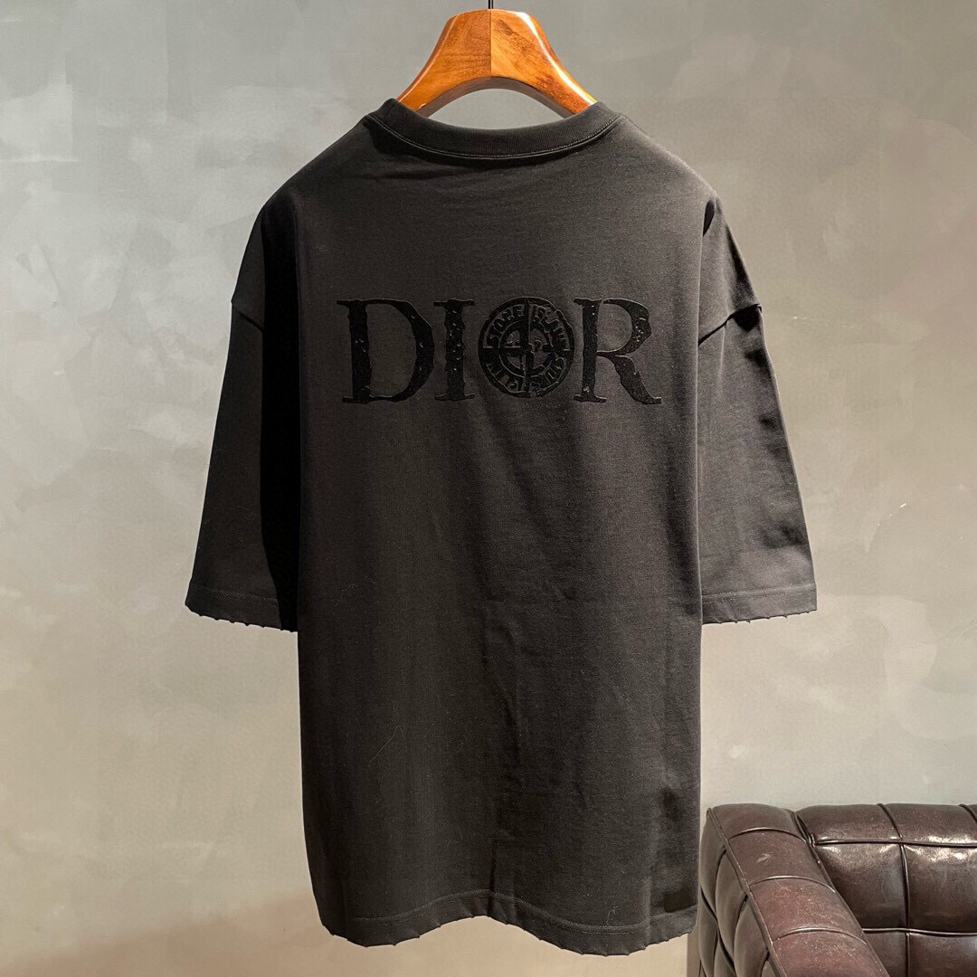 
新款🌟Dior，logo图案春夏新款打底短袖，采用舒适透气面料，潮流搭配，顶级的做工，高端品质！男女同