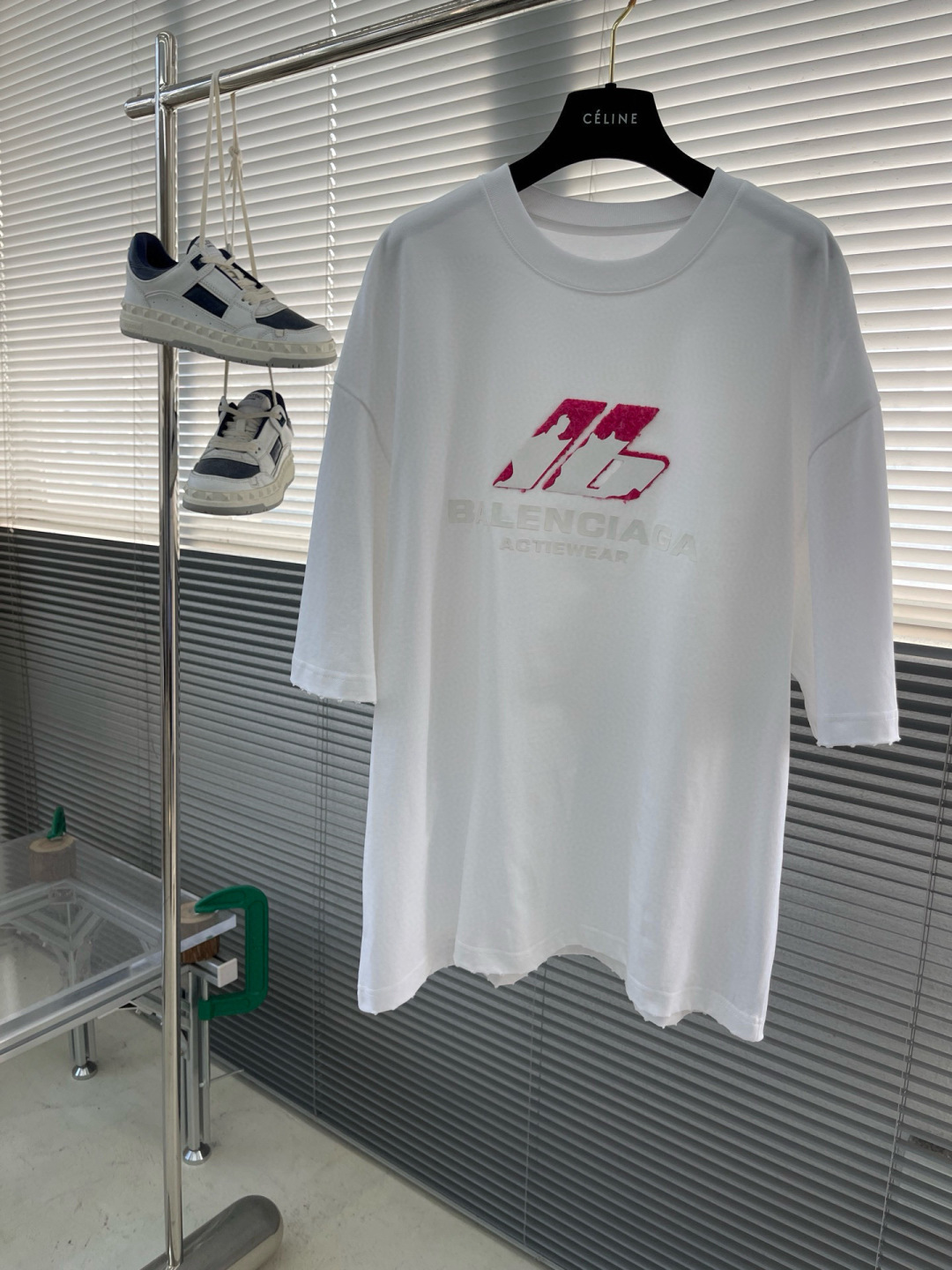 
(高版本）BALENCIAG 25春夏新品宽松版型短袖T恤，采用定制340g高克重棉面料，非常有质感，