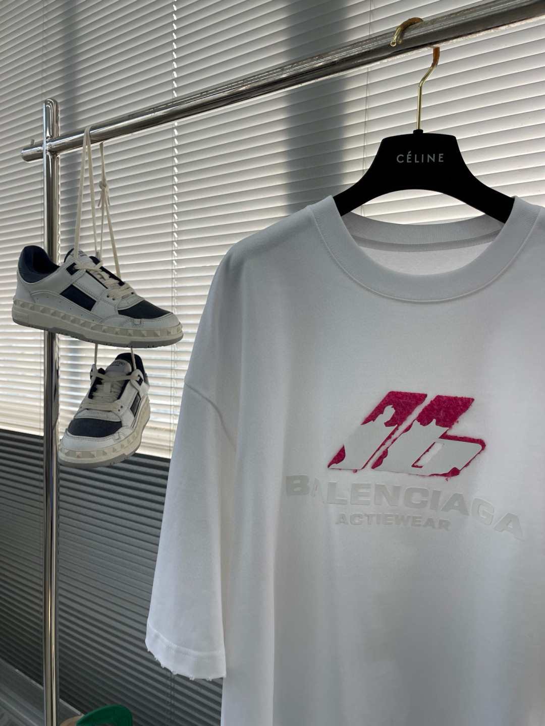 
(高版本）BALENCIAG 25春夏新品宽松版型短袖T恤，采用定制340g高克重棉面料，非常有质感，