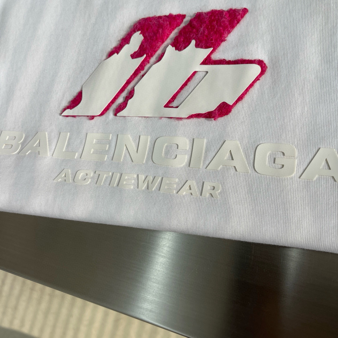 
(高版本）BALENCIAG 25春夏新品宽松版型短袖T恤，采用定制340g高克重棉面料，非常有质感，