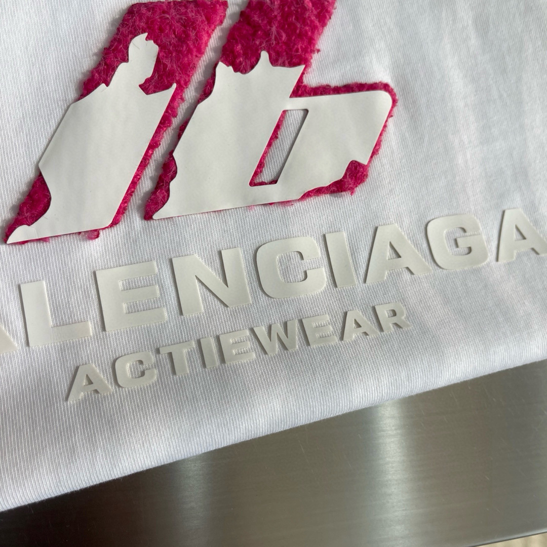 
(高版本）BALENCIAG 25春夏新品宽松版型短袖T恤，采用定制340g高克重棉面料，非常有质感，