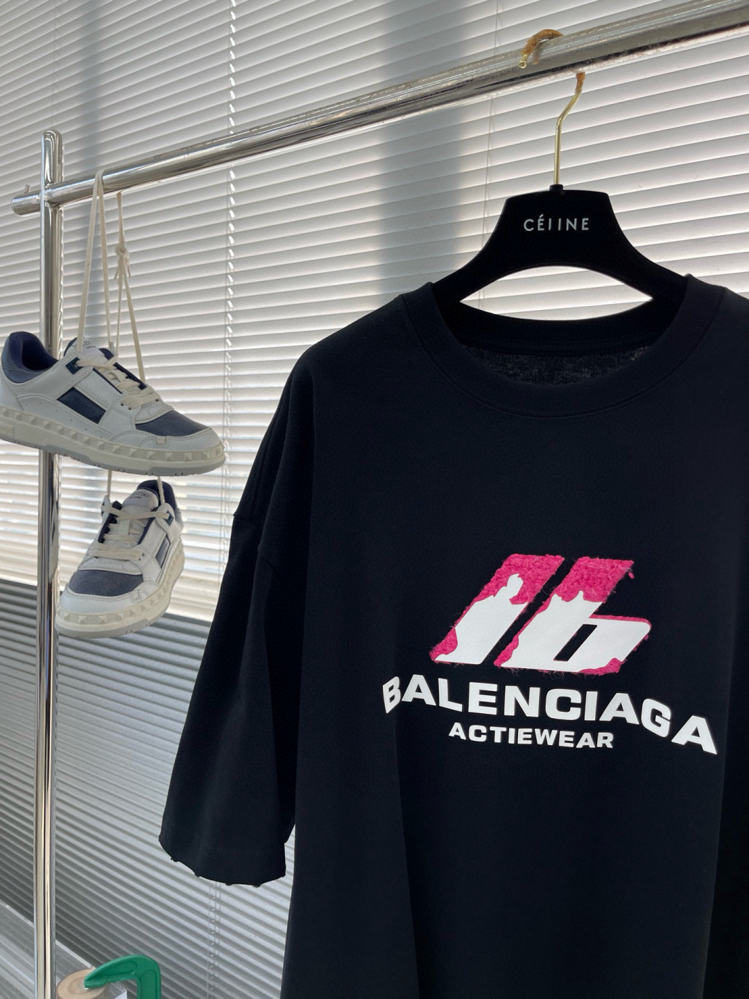 
(高版本）BALENCIAG 25春夏新品宽松版型短袖T恤，采用定制340g高克重棉面料，非常有质感，