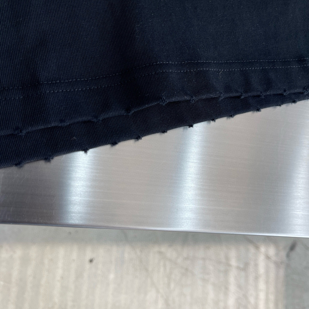 
(高版本）BALENCIAG 25春夏新品宽松版型短袖T恤，采用定制340g高克重棉面料，非常有质感，