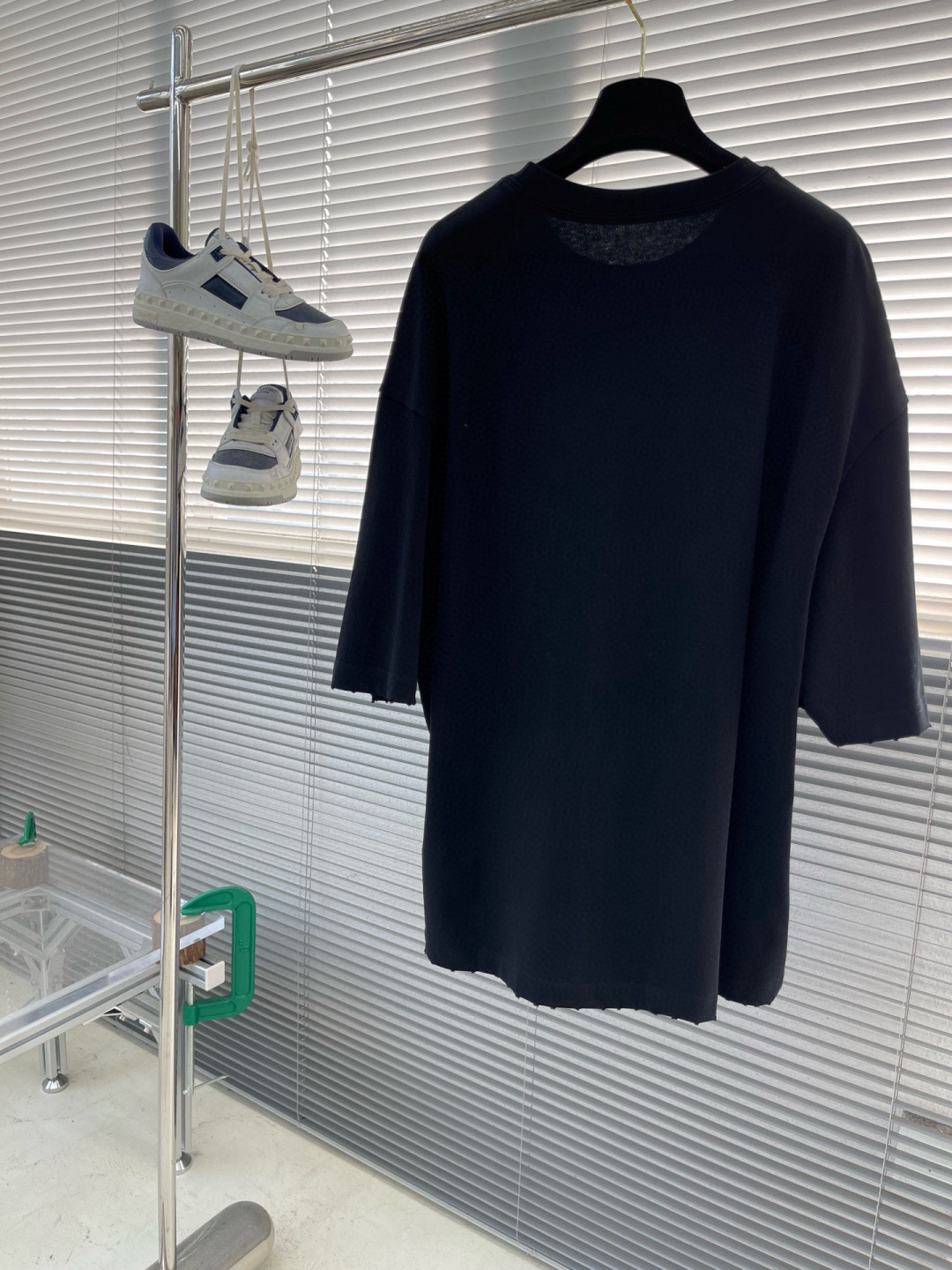 
(高版本）BALENCIAG 25春夏新品宽松版型短袖T恤，采用定制340g高克重棉面料，非常有质感，