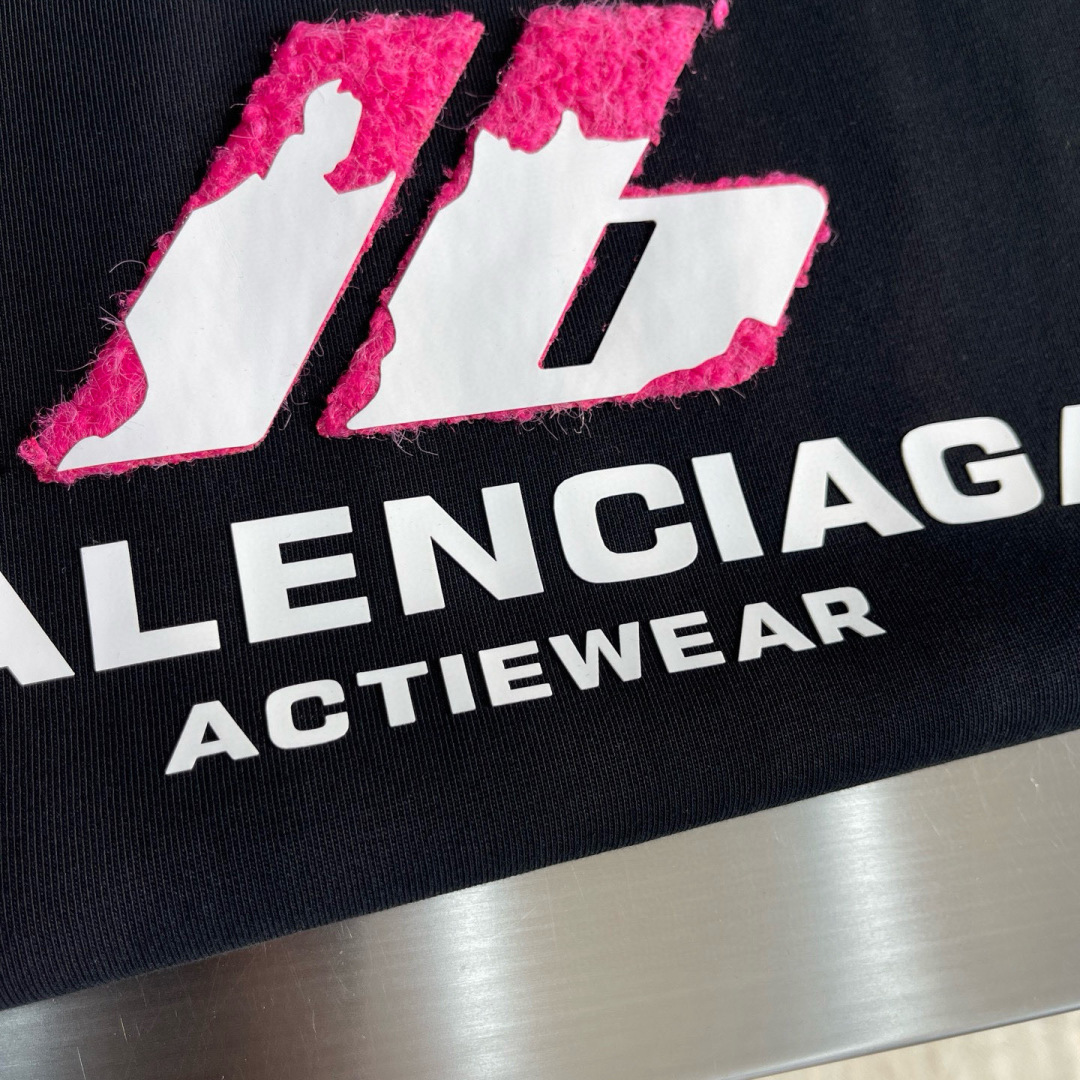 
(高版本）BALENCIAG 25春夏新品宽松版型短袖T恤，采用定制340g高克重棉面料，非常有质感，