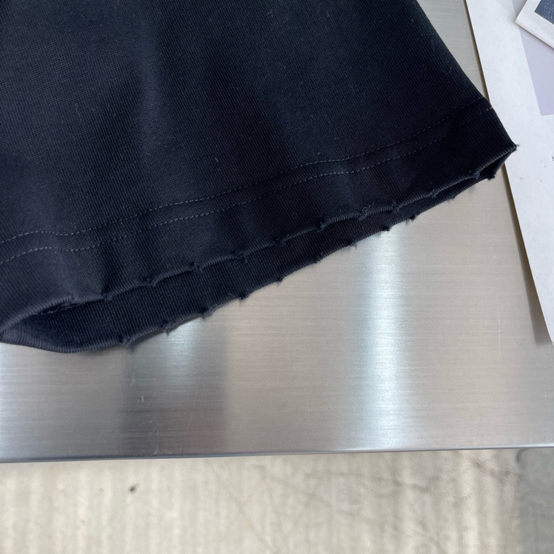 
(高版本）BALENCIAG 25春夏新品宽松版型短袖T恤，采用定制340g高克重棉面料，非常有质感，