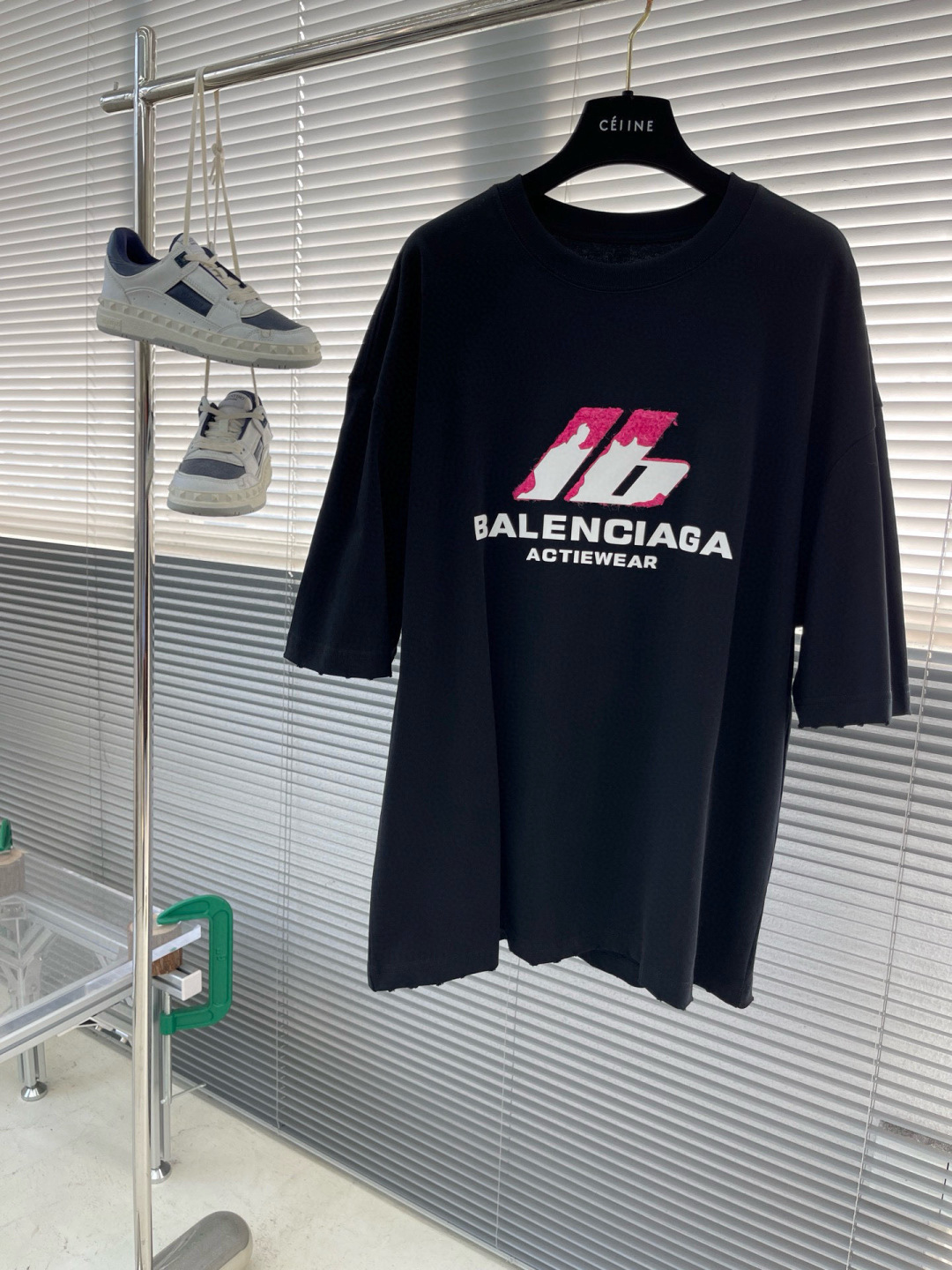 
(高版本）BALENCIAG 25春夏新品宽松版型短袖T恤，采用定制340g高克重棉面料，非常有质感，