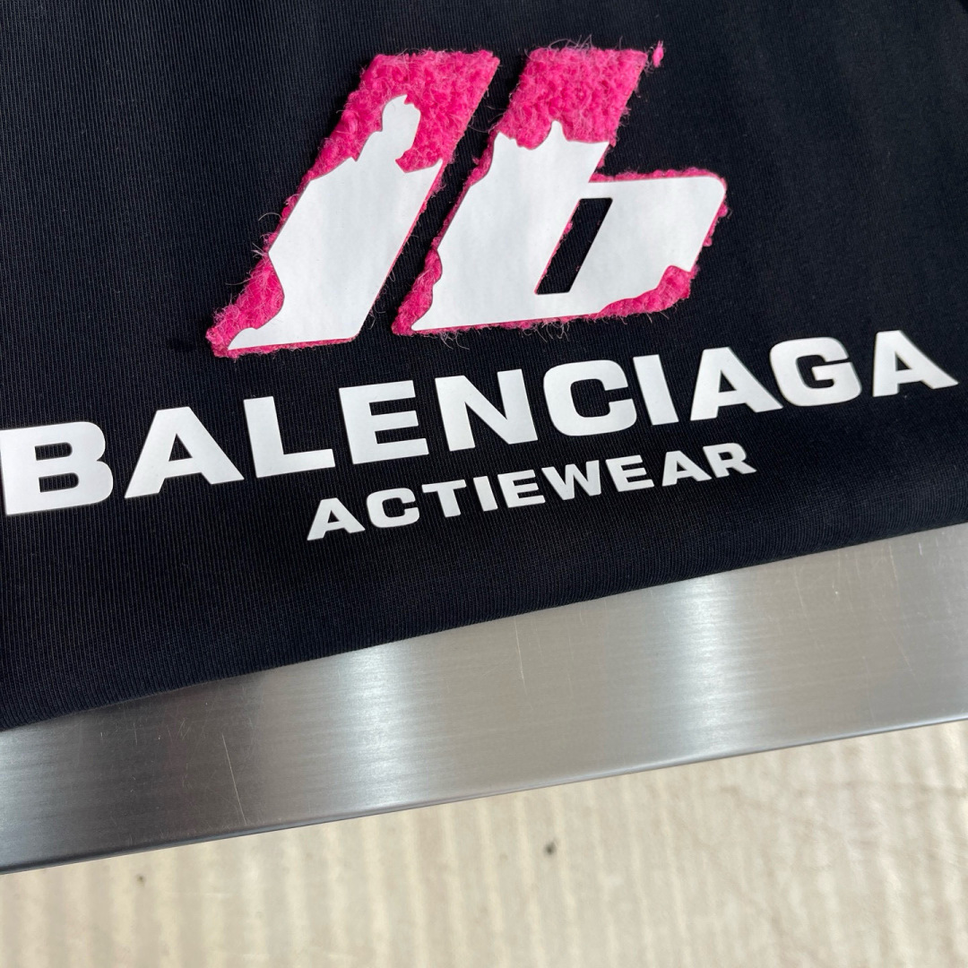 
(高版本）BALENCIAG 25春夏新品宽松版型短袖T恤，采用定制340g高克重棉面料，非常有质感，