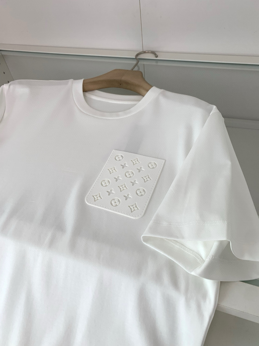 
2025春夏系列
🔥🔥H8025🔥🔥
1.颜色：黑色 白色 石磨灰 金铜色
2.尺码M-5XL
3.版