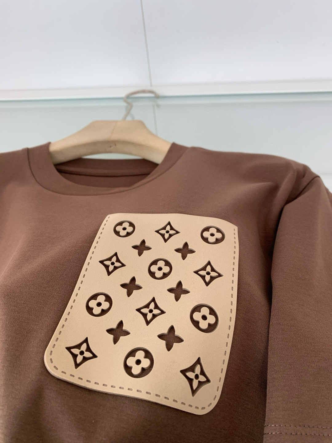
2025春夏系列
🔥🔥H8025🔥🔥
1.颜色：黑色 白色 石磨灰 金铜色
2.尺码M-5XL
3.版