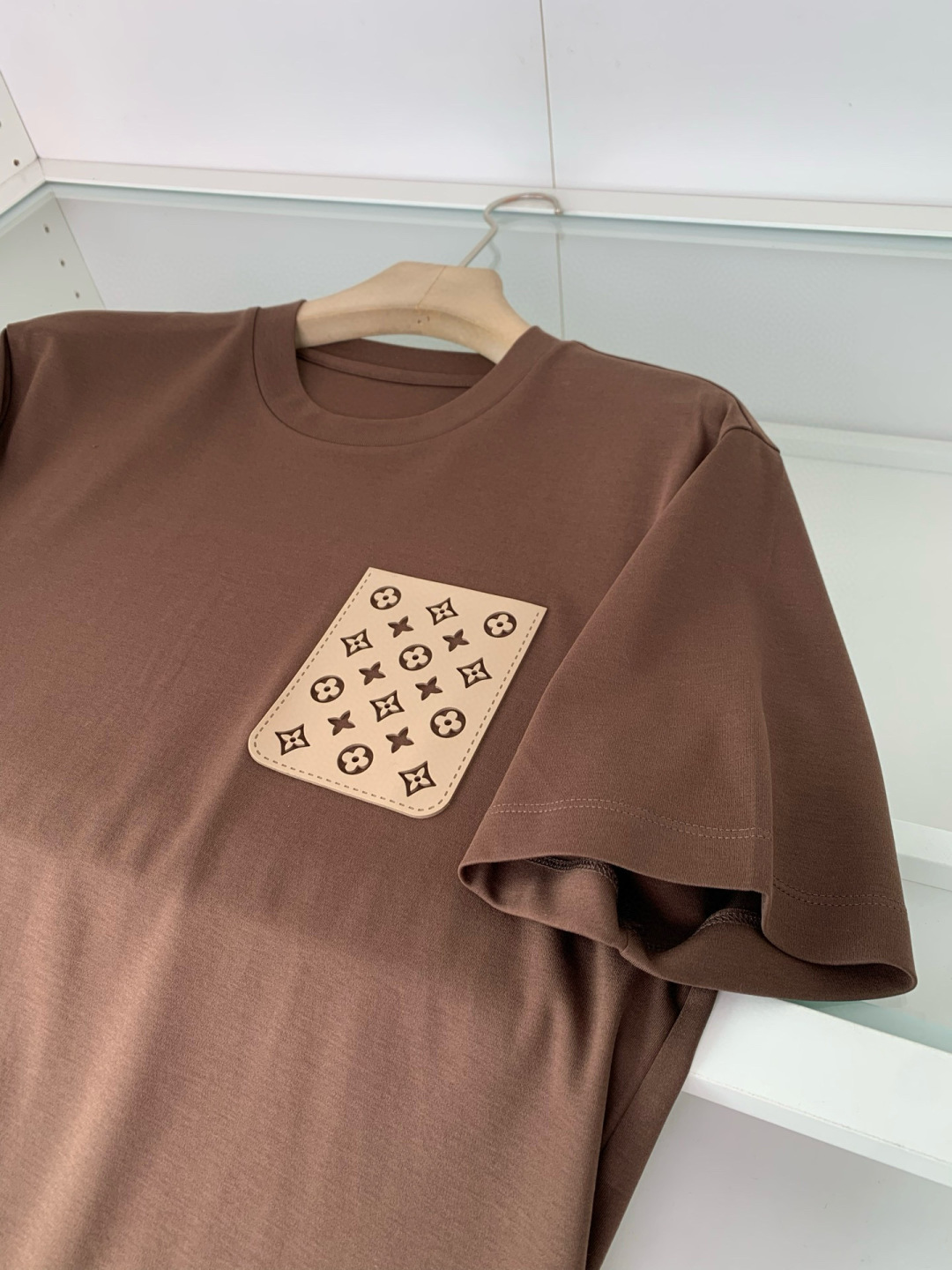 
2025春夏系列
🔥🔥H8025🔥🔥
1.颜色：黑色 白色 石磨灰 金铜色
2.尺码M-5XL
3.版
