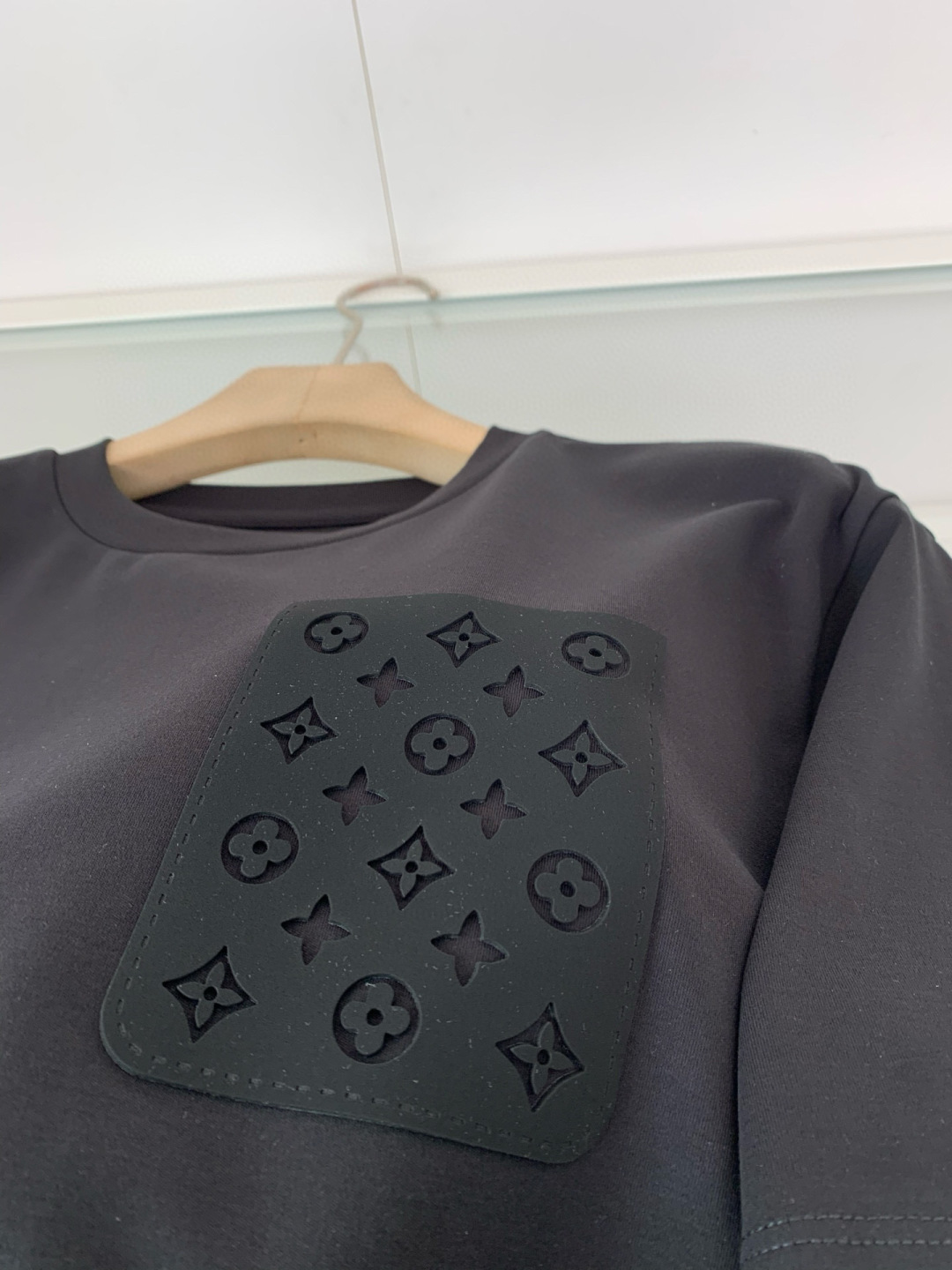 
2025春夏系列
🔥🔥H8025🔥🔥
1.颜色：黑色 白色 石磨灰 金铜色
2.尺码M-5XL
3.版