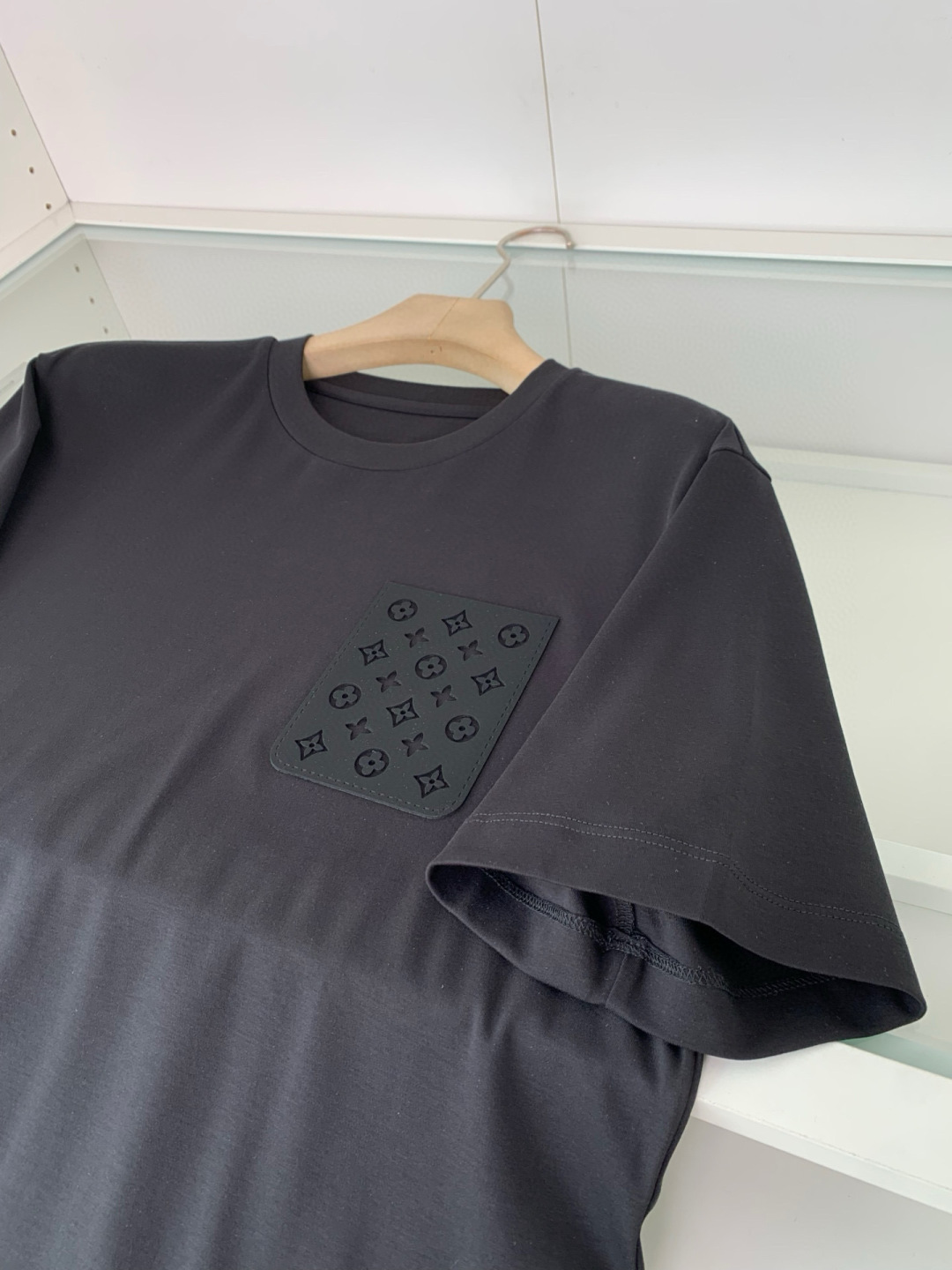 
2025春夏系列
🔥🔥H8025🔥🔥
1.颜色：黑色 白色 石磨灰 金铜色
2.尺码M-5XL
3.版