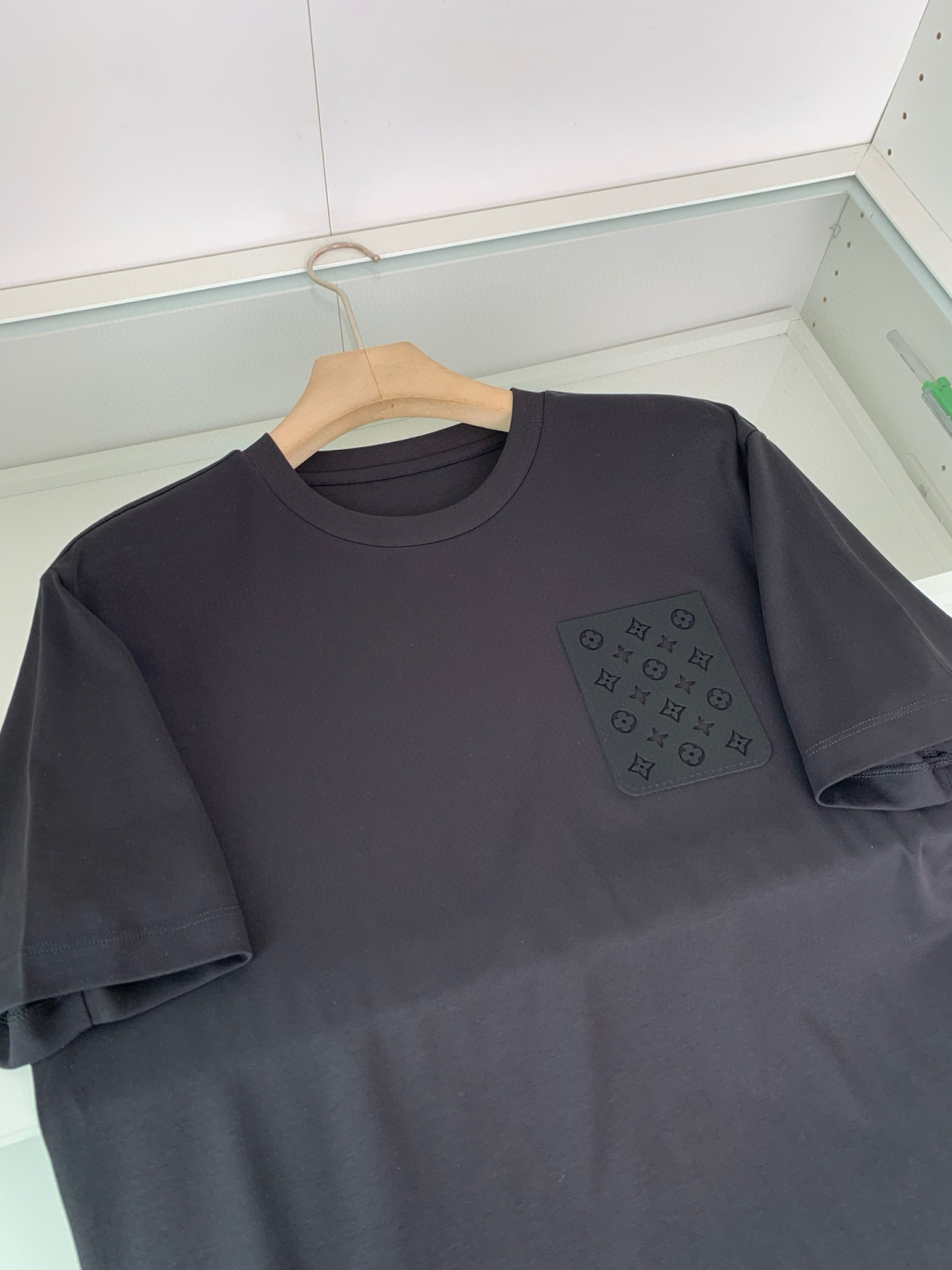 
2025春夏系列
🔥🔥H8025🔥🔥
1.颜色：黑色 白色 石磨灰 金铜色
2.尺码M-5XL
3.版