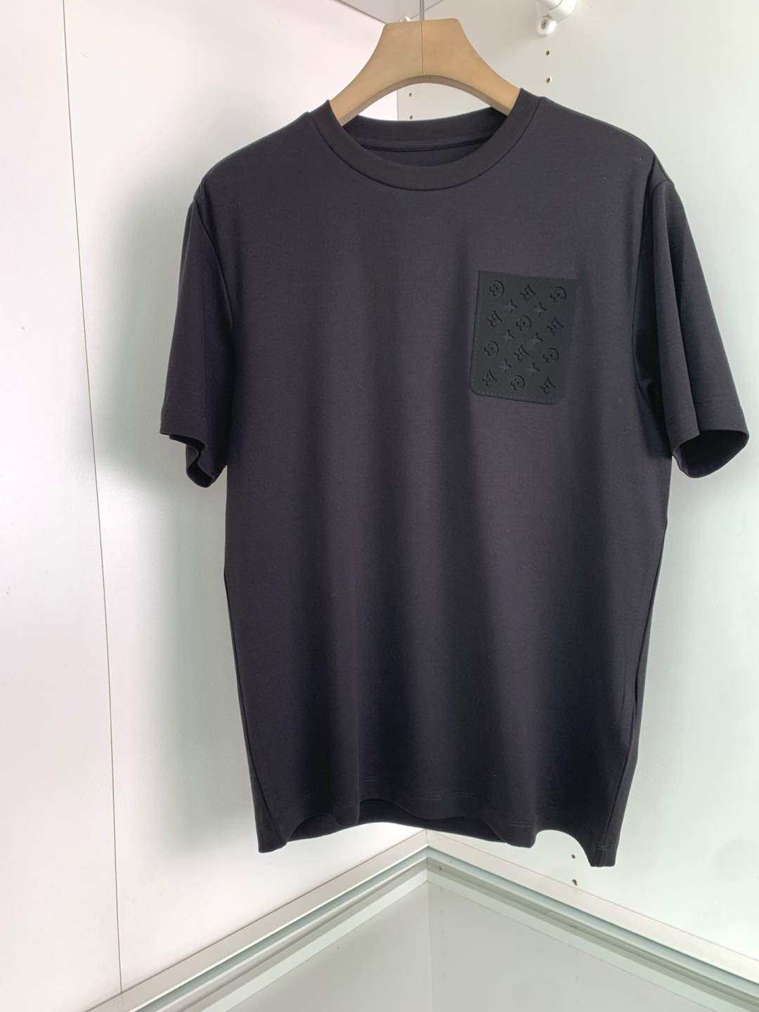 
2025春夏系列
🔥🔥H8025🔥🔥
1.颜色：黑色 白色 石磨灰 金铜色
2.尺码M-5XL
3.版