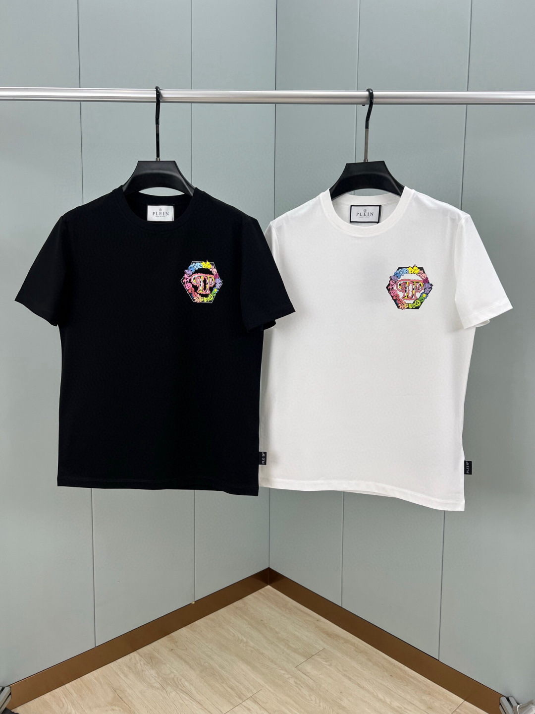 
PHILIPP PLEIN 25春夏新品数码印花标识圆领短袖T恤，采用定制80支双股丝光棉面料；黑色 