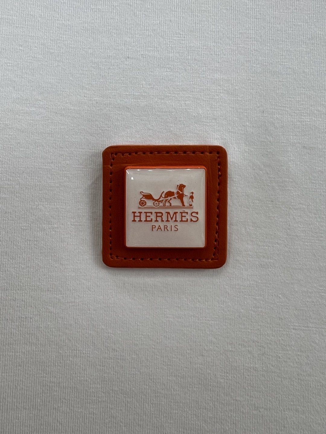  
Hermès.爱马仕 25夏季经典爱马仕橙logo皮牌五金徽章短袖T恤，衣橱典范单品演绎品牌标志性风