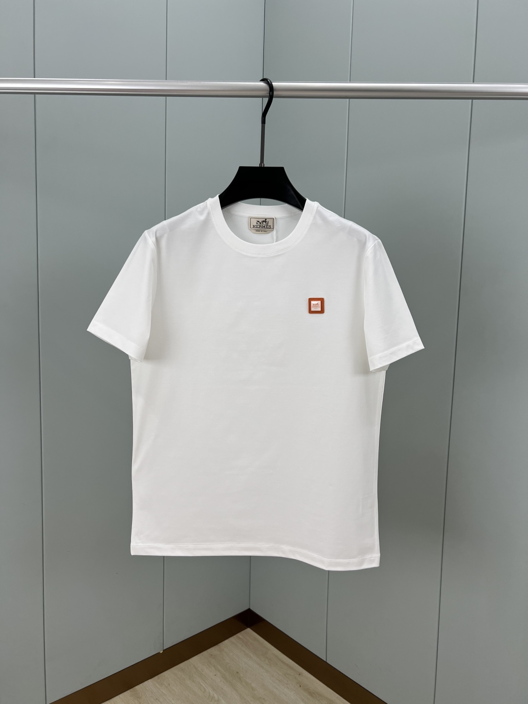  
Hermès.爱马仕 25夏季经典爱马仕橙logo皮牌五金徽章短袖T恤，衣橱典范单品演绎品牌标志性风