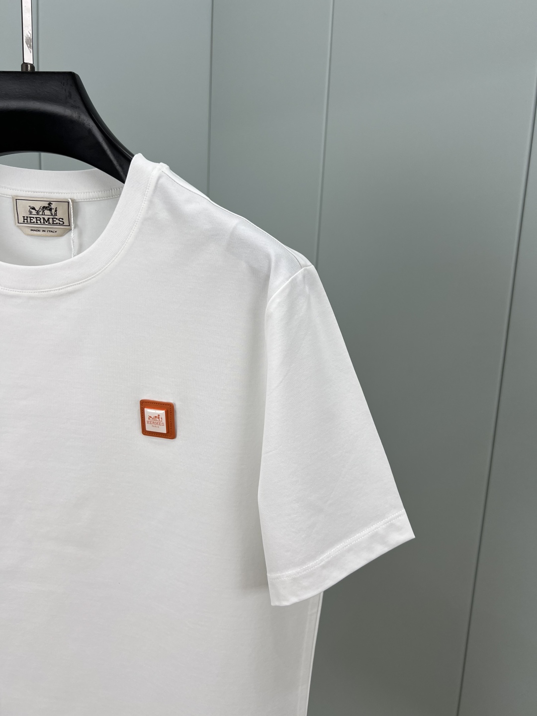  
Hermès.爱马仕 25夏季经典爱马仕橙logo皮牌五金徽章短袖T恤，衣橱典范单品演绎品牌标志性风