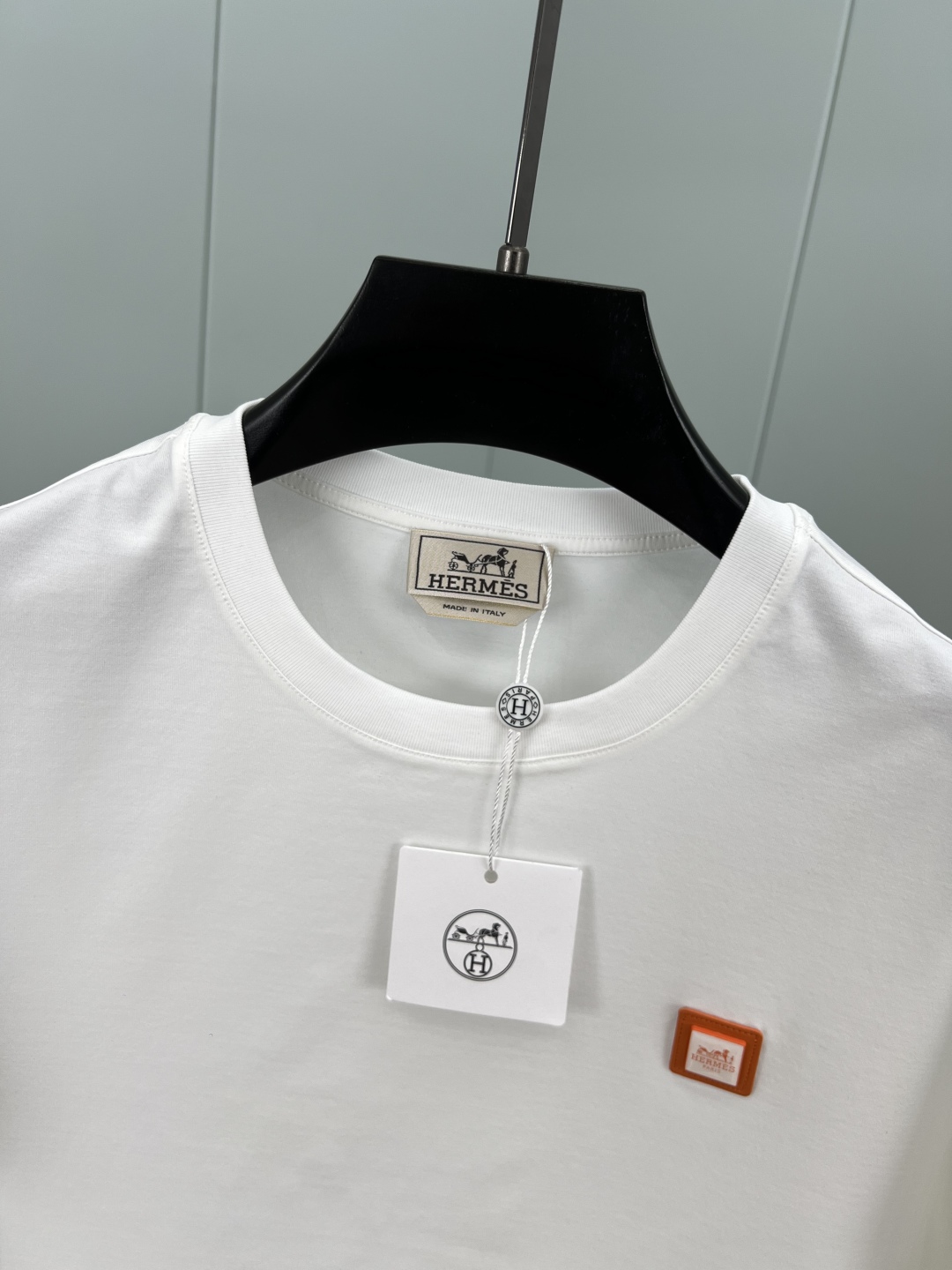  
Hermès.爱马仕 25夏季经典爱马仕橙logo皮牌五金徽章短袖T恤，衣橱典范单品演绎品牌标志性风