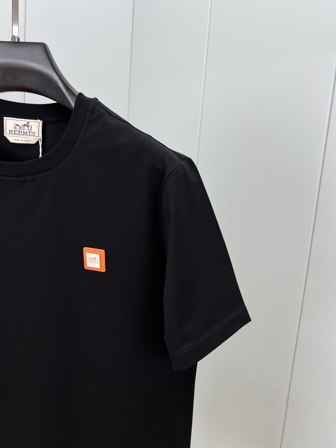  
Hermès.爱马仕 25夏季经典爱马仕橙logo皮牌五金徽章短袖T恤，衣橱典范单品演绎品牌标志性风