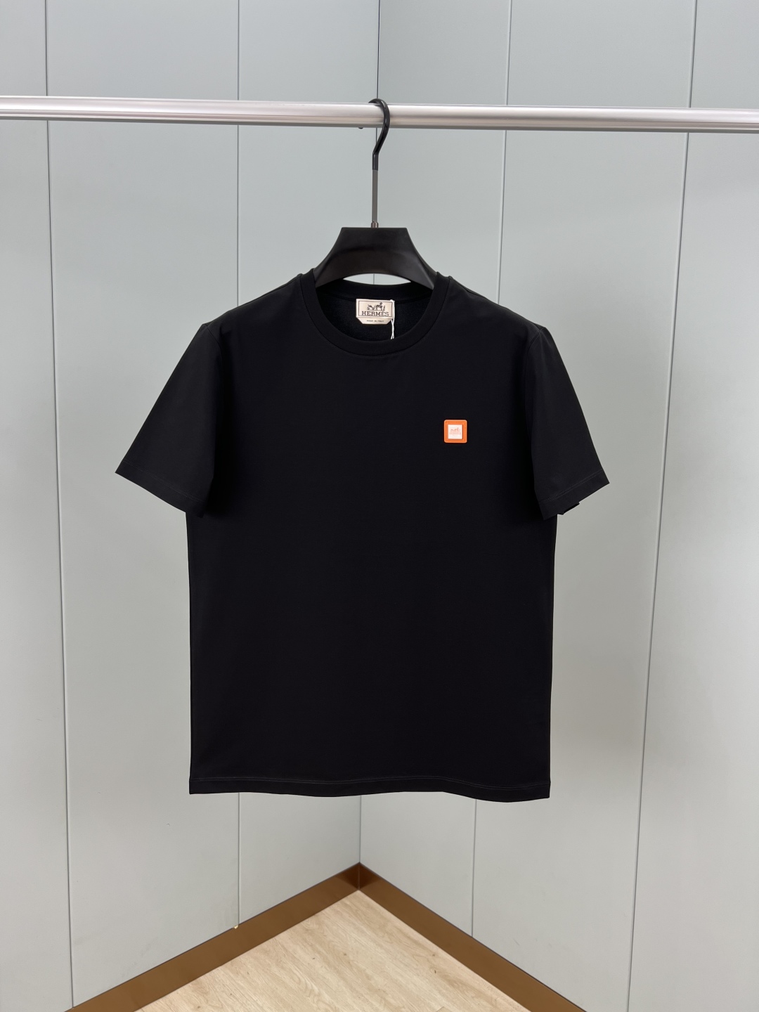  
Hermès.爱马仕 25夏季经典爱马仕橙logo皮牌五金徽章短袖T恤，衣橱典范单品演绎品牌标志性风