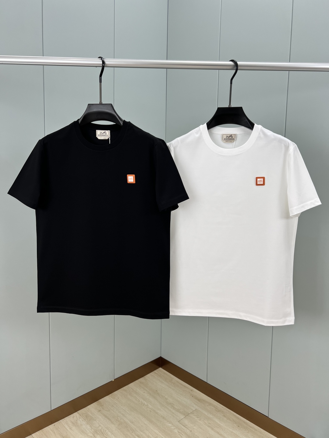  
Hermès.爱马仕 25夏季经典爱马仕橙logo皮牌五金徽章短袖T恤，衣橱典范单品演绎品牌标志性风