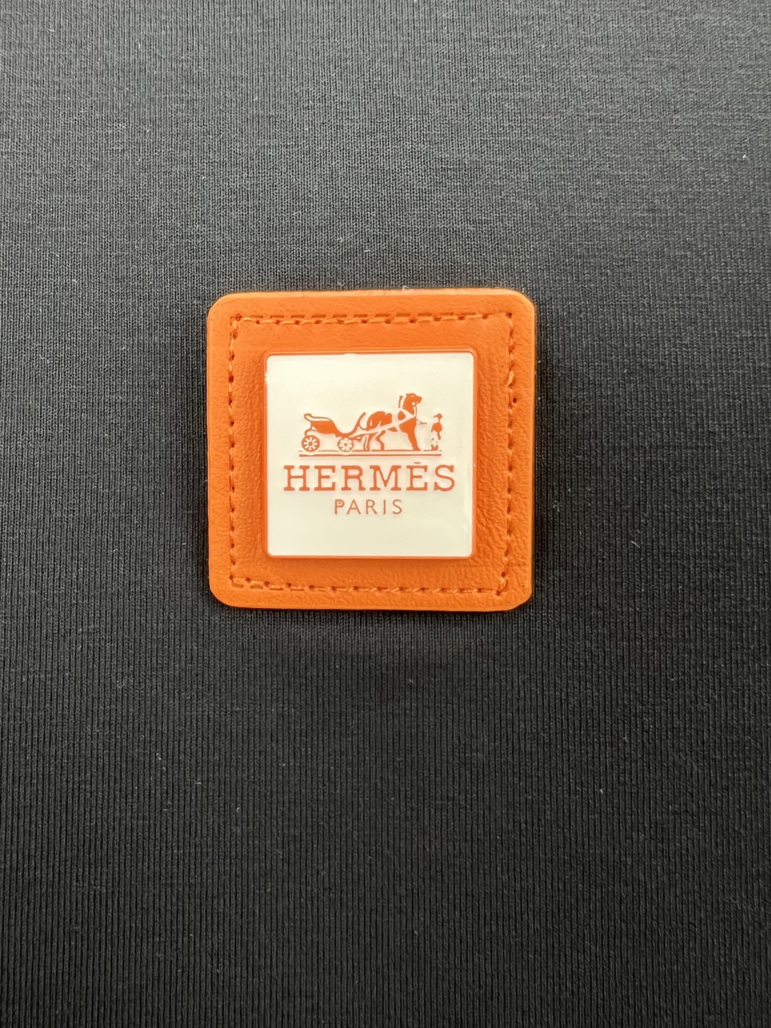  
Hermès.爱马仕 25夏季经典爱马仕橙logo皮牌五金徽章短袖T恤，衣橱典范单品演绎品牌标志性风