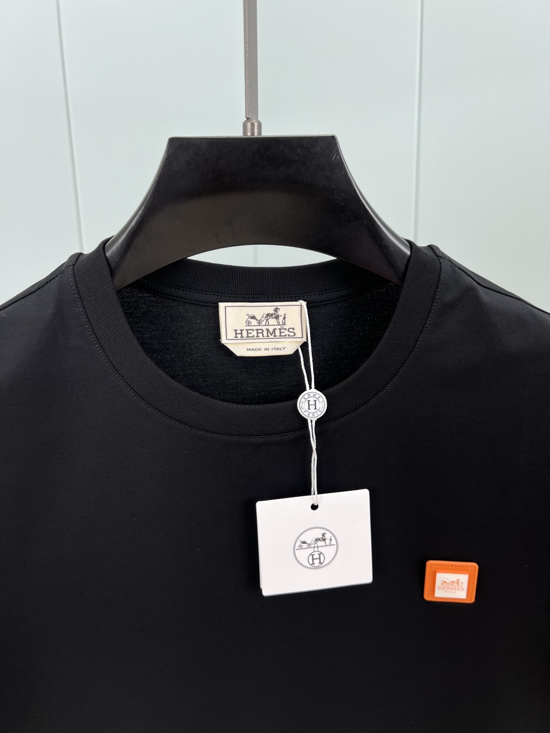 
Hermès.爱马仕 25夏季经典爱马仕橙logo皮牌五金徽章短袖T恤，衣橱典范单品演绎品牌标志性风