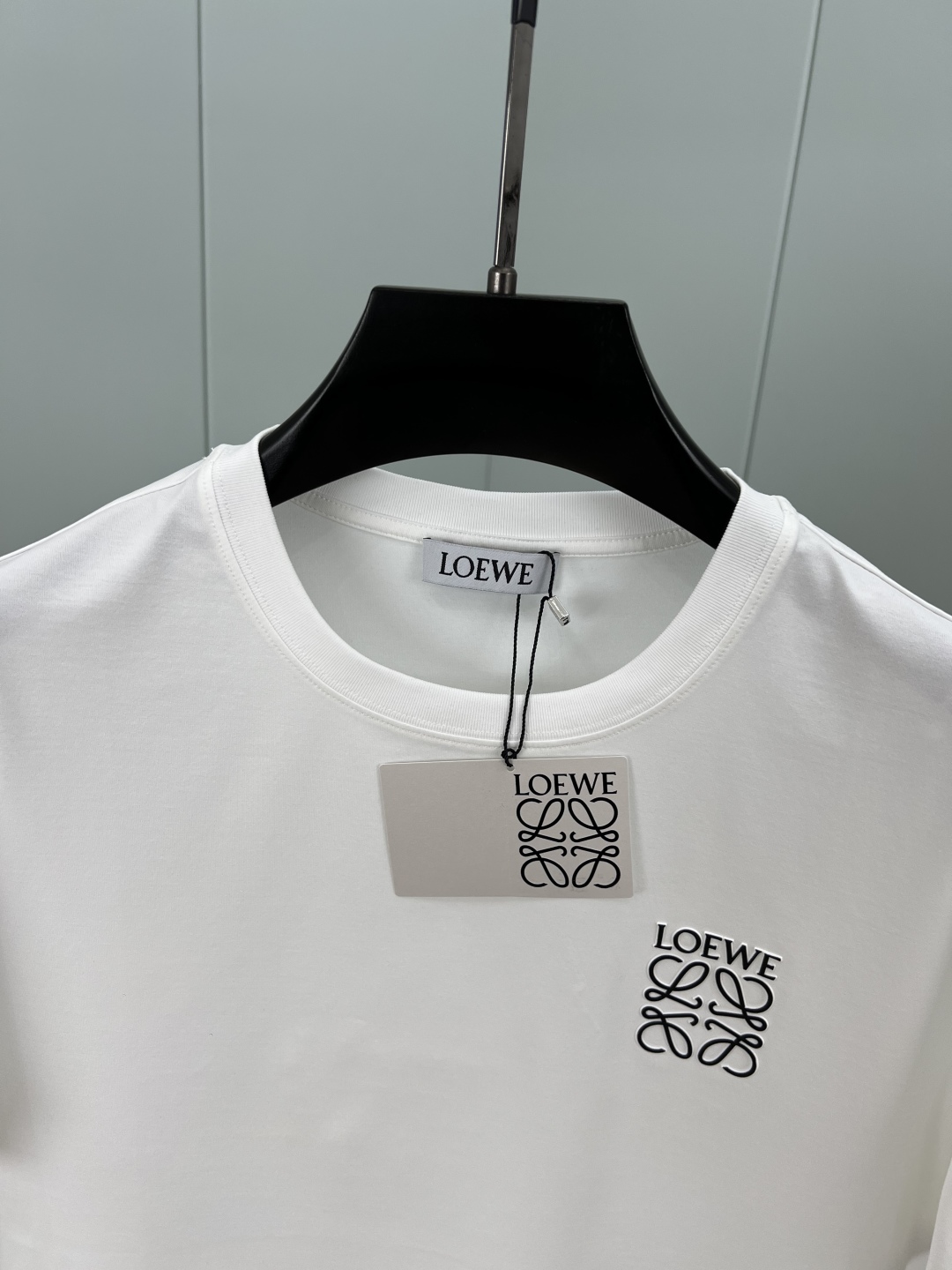 
Loewe.罗意威 春夏正面饰有撞色品牌经典元素Anagram logo花字立体硅胶短袖T恤，长青款式
