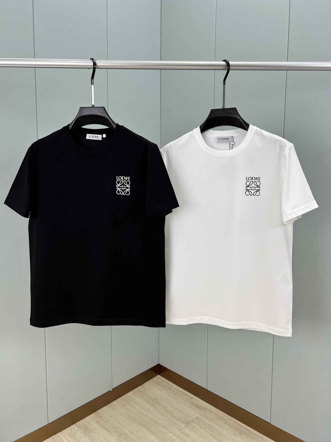 
Loewe.罗意威 春夏正面饰有撞色品牌经典元素Anagram logo花字立体硅胶短袖T恤，长青款式