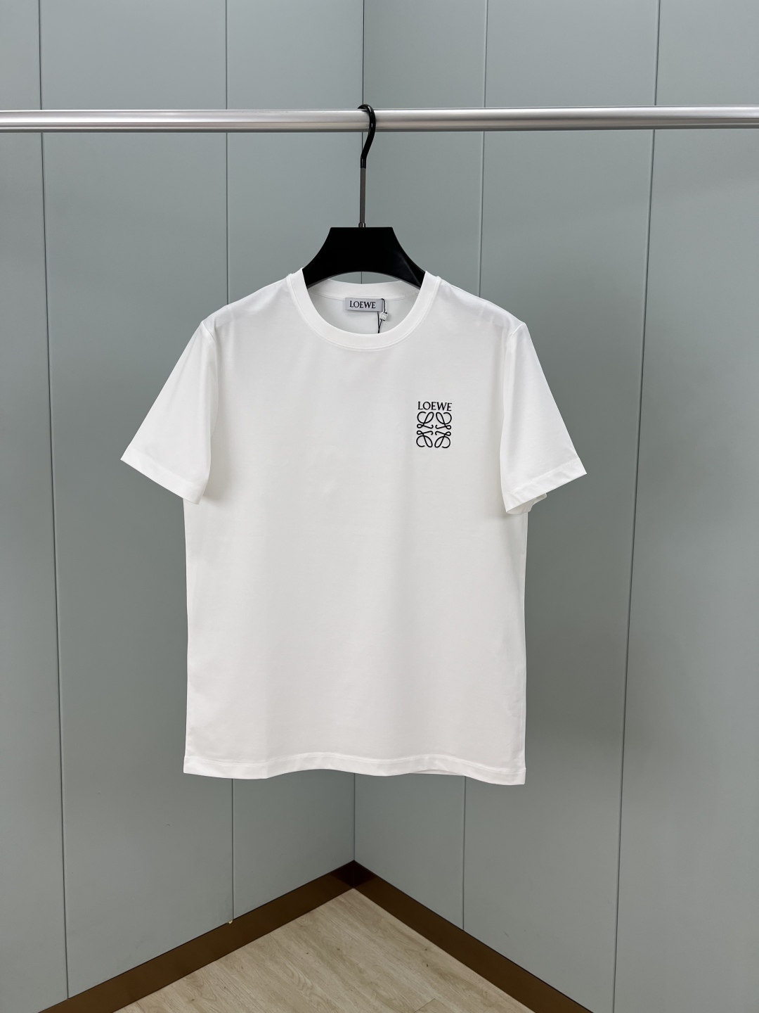 
Loewe.罗意威 春夏正面饰有撞色品牌经典元素Anagram logo花字立体硅胶短袖T恤，长青款式